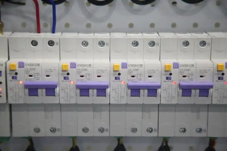 Isolator vs Circuit Breaker: What Most People Get Wrong