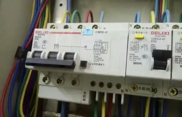 Fuses vs Circuit Breakers: What’s the Difference?