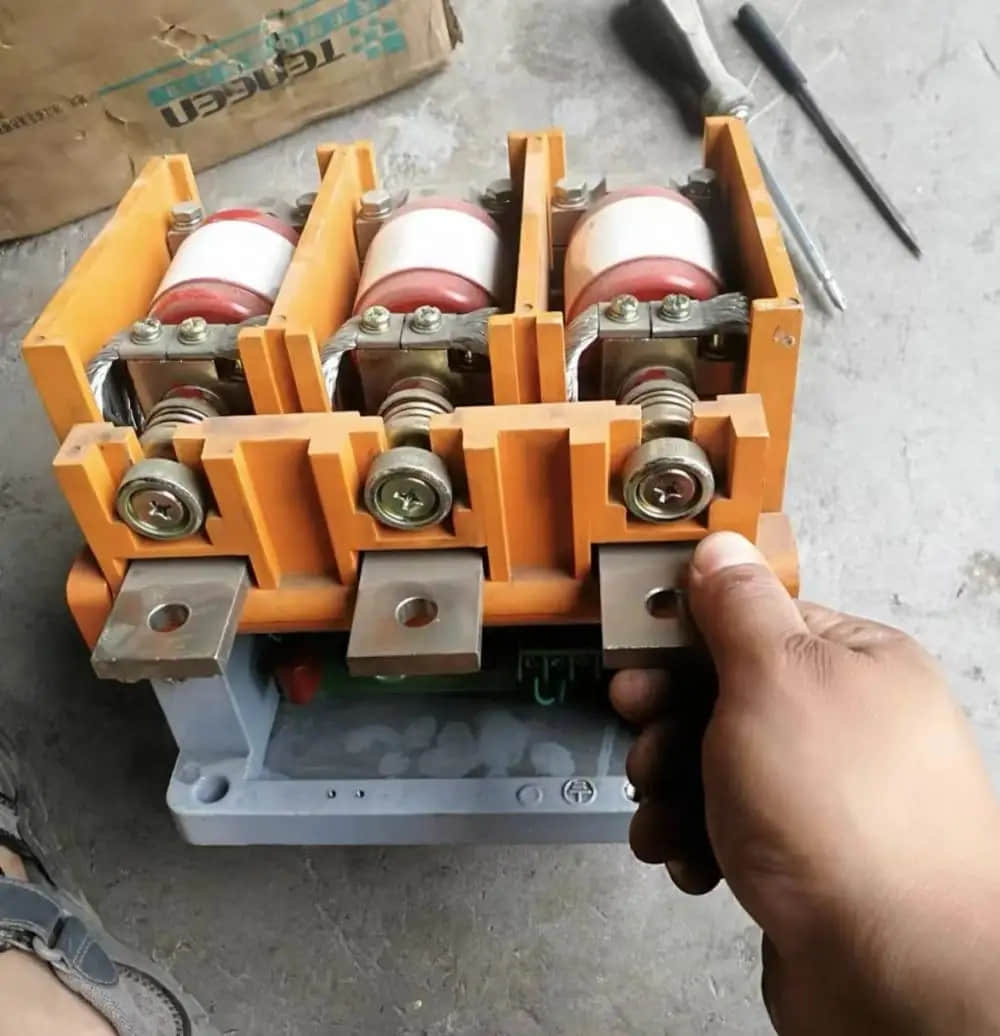 Vacuum Contactor vs Vacuum Circuit Breaker: What’s the Difference? Vacuum Contactor vs Vacuum Circuit Breaker: What’s the Difference?