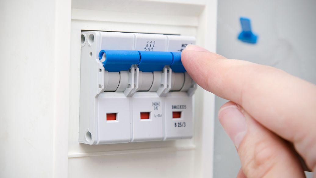 Medium Voltage Circuit Breaker Types Explained