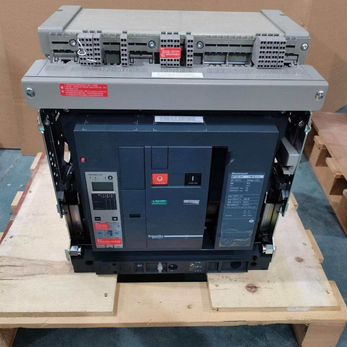 High-Performance Withdrawable Vacuum Circuit Breaker for Medium Voltage Systems High-Performance Withdrawable Vacuum Circuit Breaker for Medium Voltage Systems