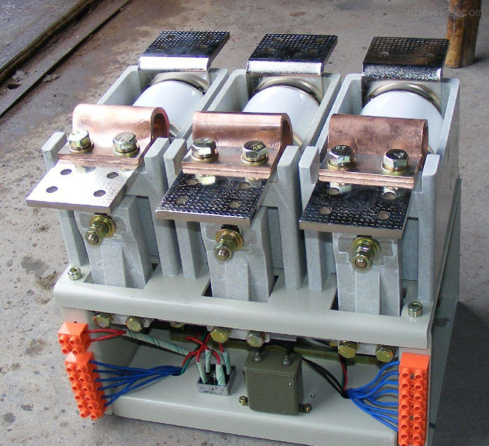 What Is the Difference Between a Vacuum Contactor and a Breaker?